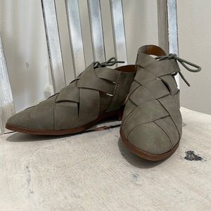 Qupid, Woven, 1” heel. Sage.